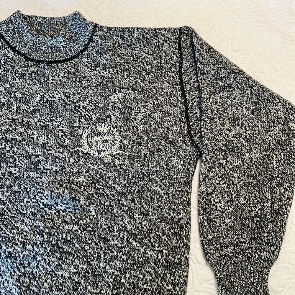 Stylish Vintage Black and White Crewneck Sweater